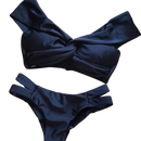 Biquíni Preto Top Faixa Torcido e Calcinha com Tiras Laterais Duplas