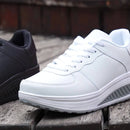 Tênis feminino com salto plataforma, modelo casual com cadarço para uso externo, tênis plataforma de cano baixo e leve.